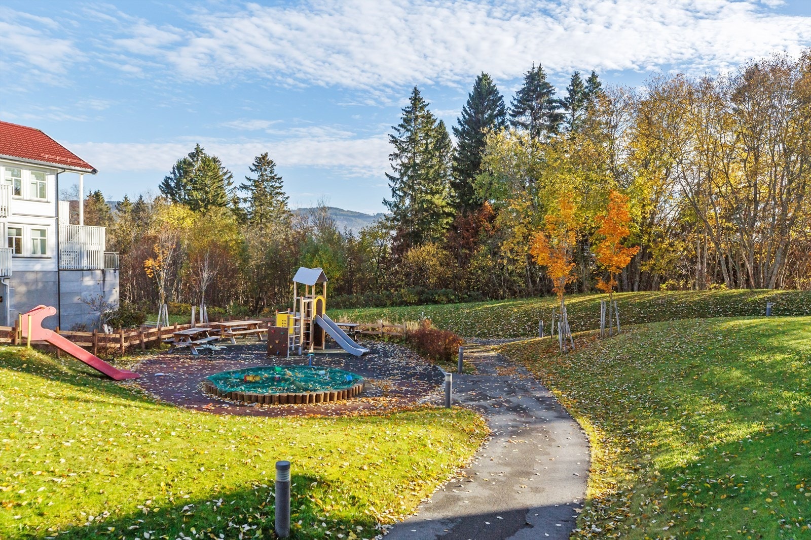 Området er tilrettelagt for barnefamilier og det finnes fine parkanlegg og idyllisk natur like ved. Galleribilde