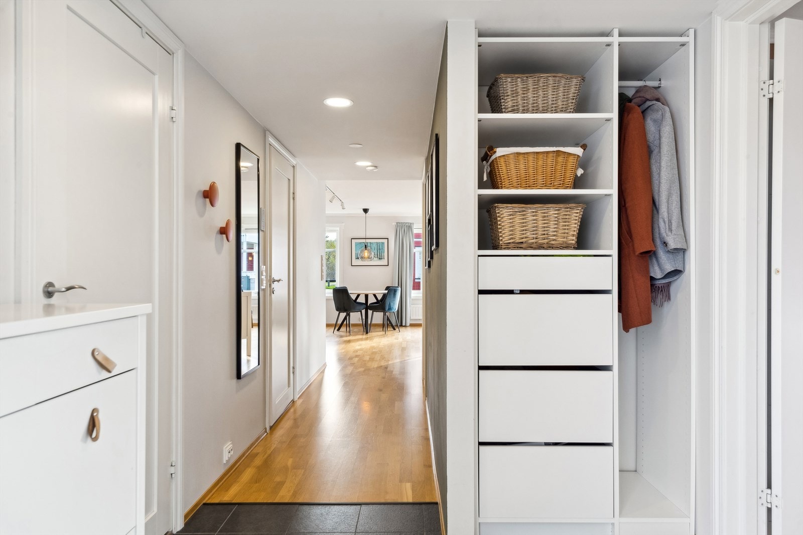 Velkommen inn! Enkel trappefri tilkomst gjør at boligen passer folk i alle aldre. Galleribilde