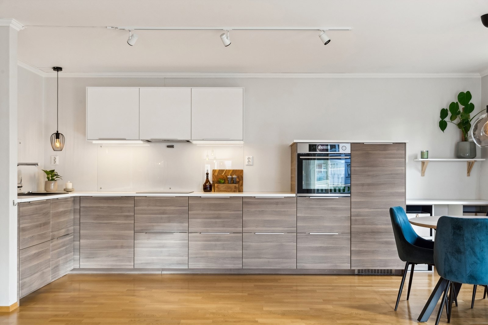 Delikat og moderne kjøkken fra 2016. Kjøkkenet ligger i en åpen løsning mot stuen og har godt med skapplass i over- og underskap. Galleribilde