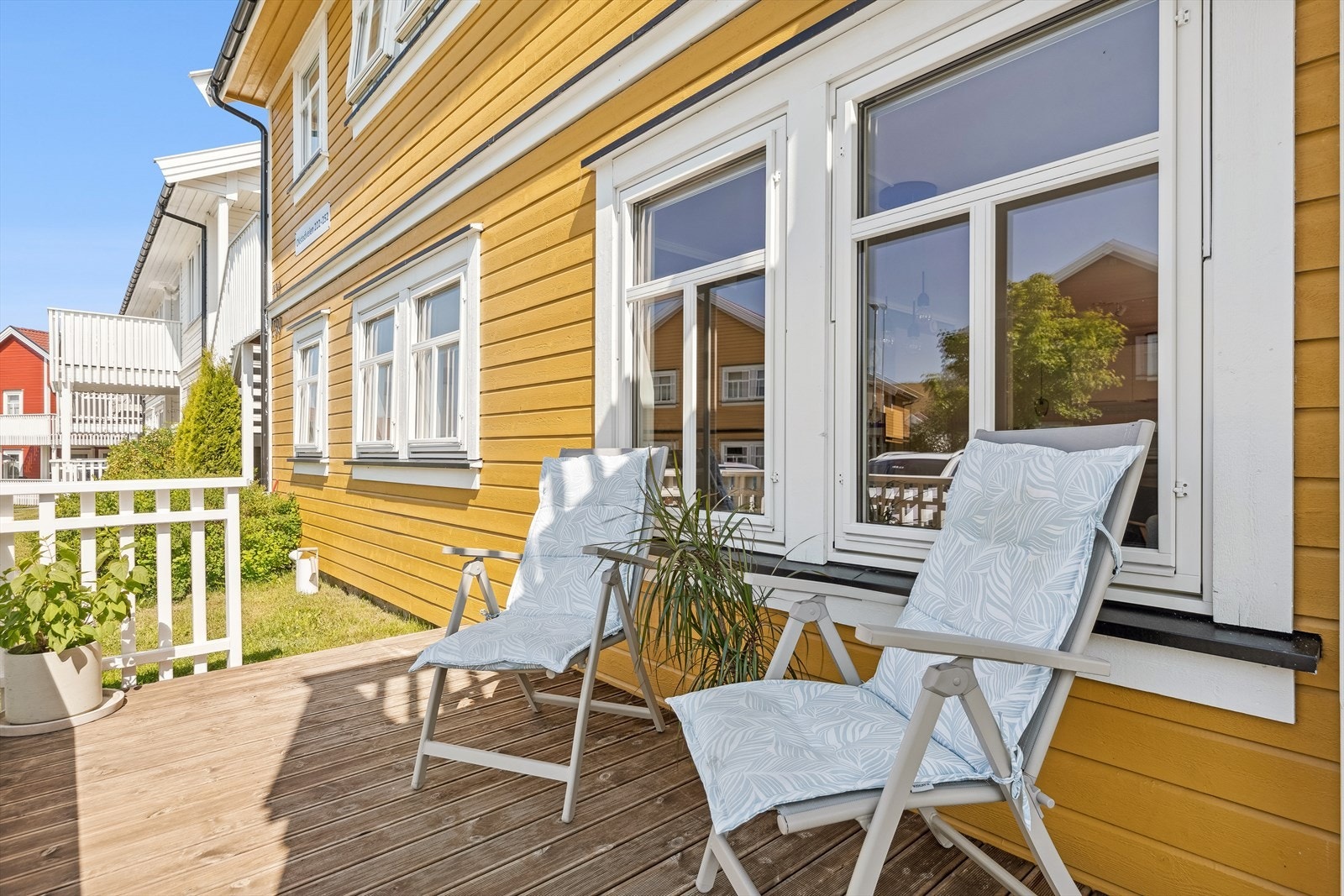 Terrassen ble utvidet i 2017 og har tilkomst til felles hage. Galleribilde