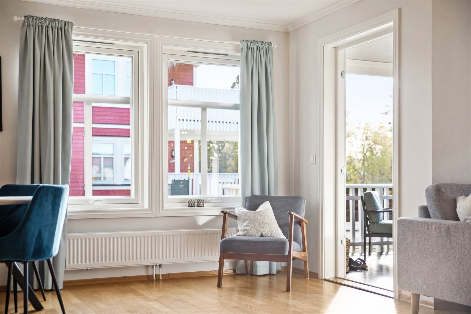 Fra stue og kjøkken er det utgang til delvis overbygget terrasse. Galleribilde