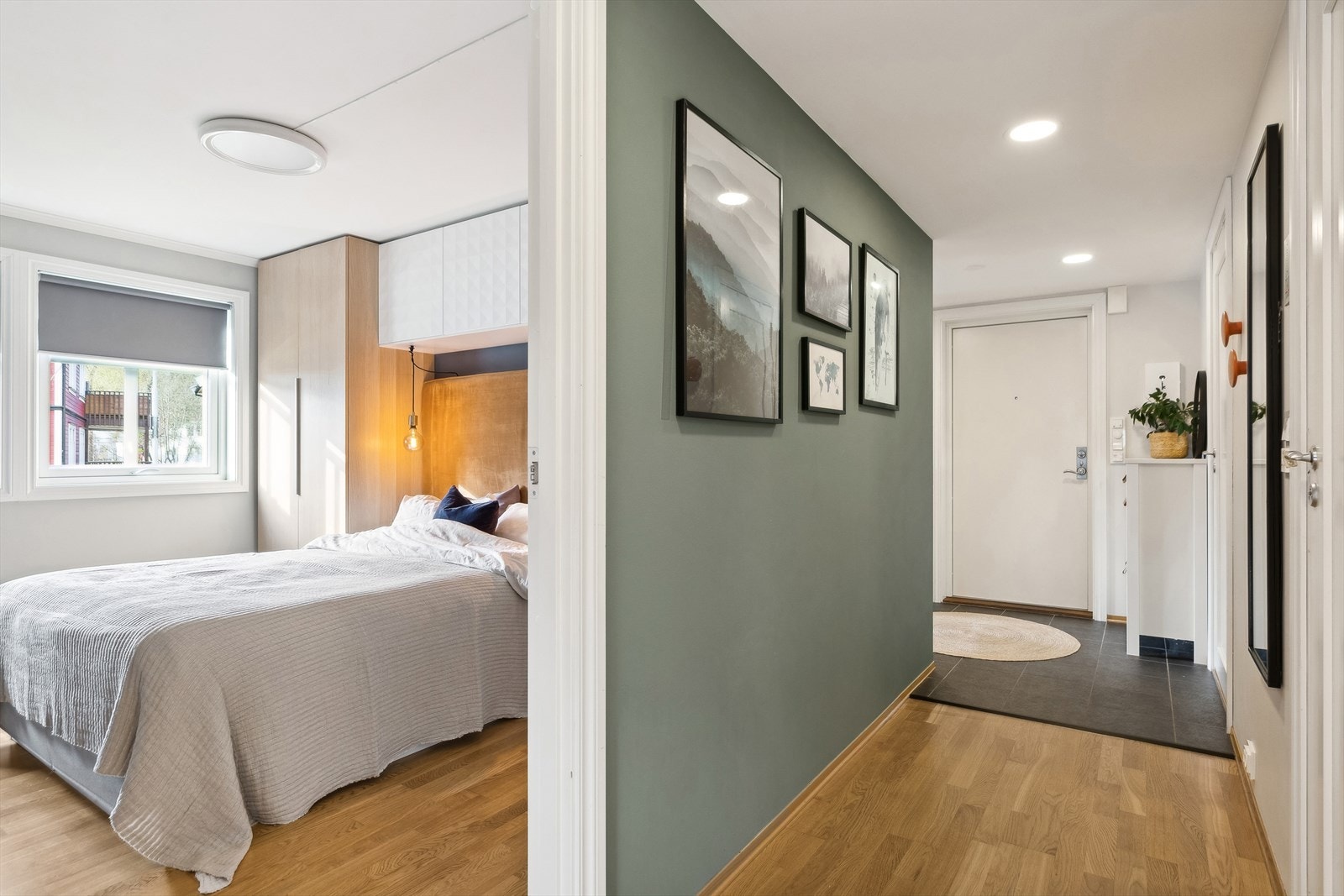 Boligen har stue, kjøkken, bad, to soverom, innvendig bod og entré med plassbygget garderobe. Galleribilde