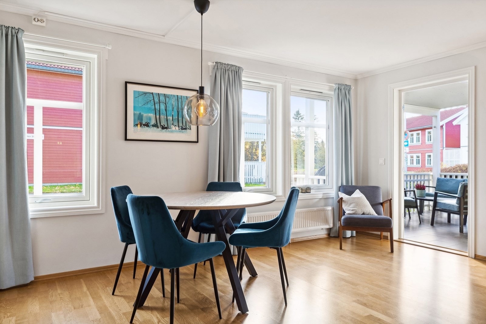 I overgangen mellom stue og kjøkken er det plass til spisebord av god størrelse. Galleribilde