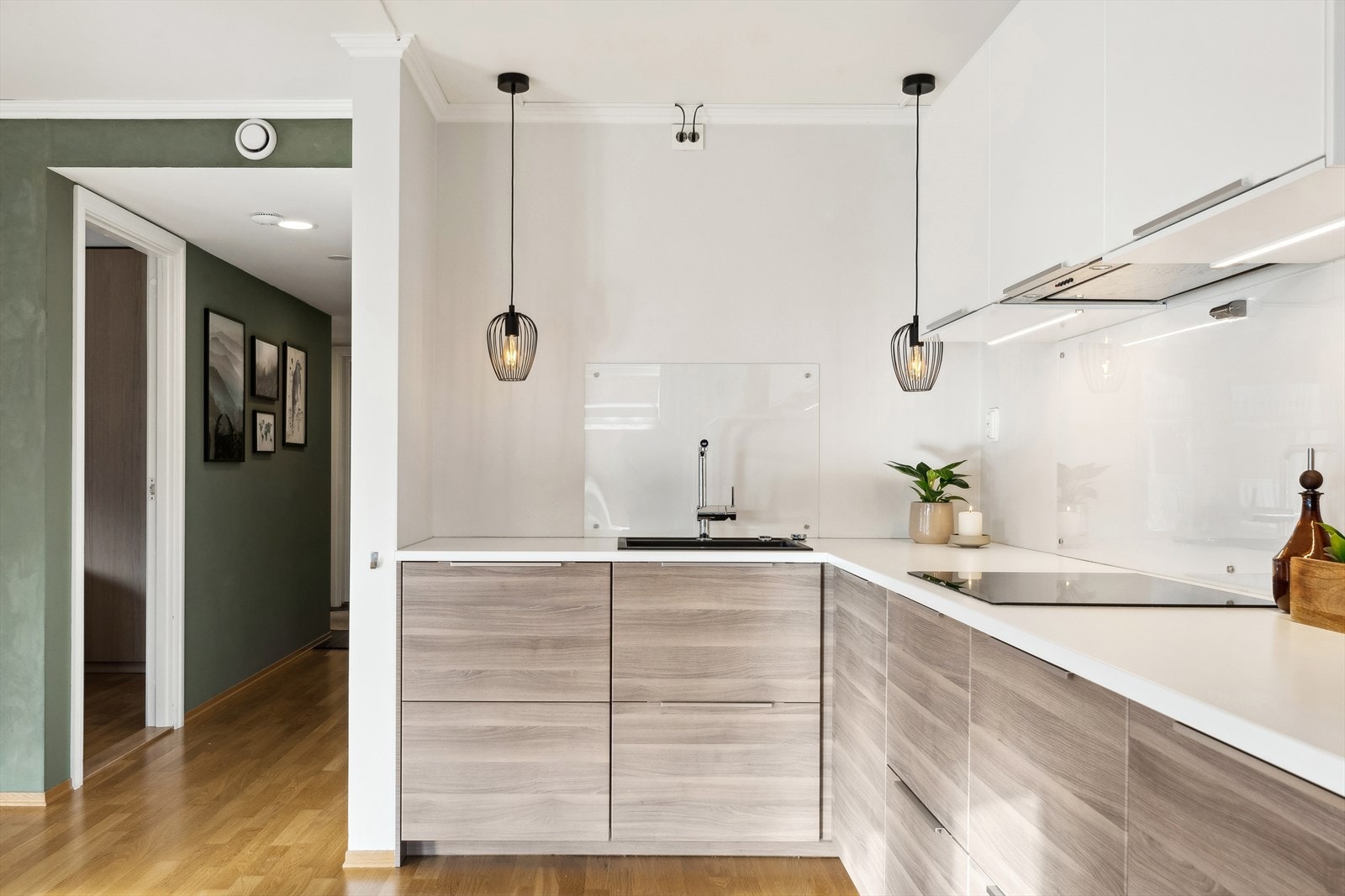 Her er alt tilrettelagt for god matlaging med integrerte hvitevarer som kjøleskap, oppvaskmaskin, platetopp, stekeovn og ventilator. Galleribilde