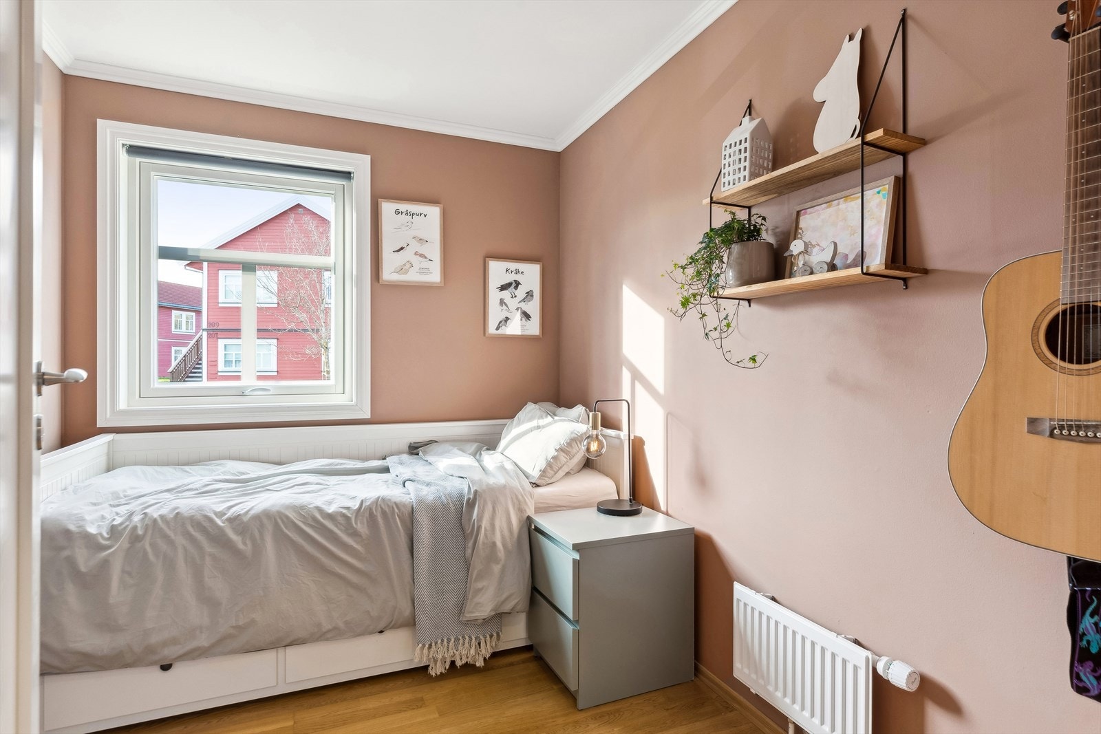 Det andre soverommet er noe mindre og passer ypperlig til barnerom, gjesterom eller kontor. Galleribilde