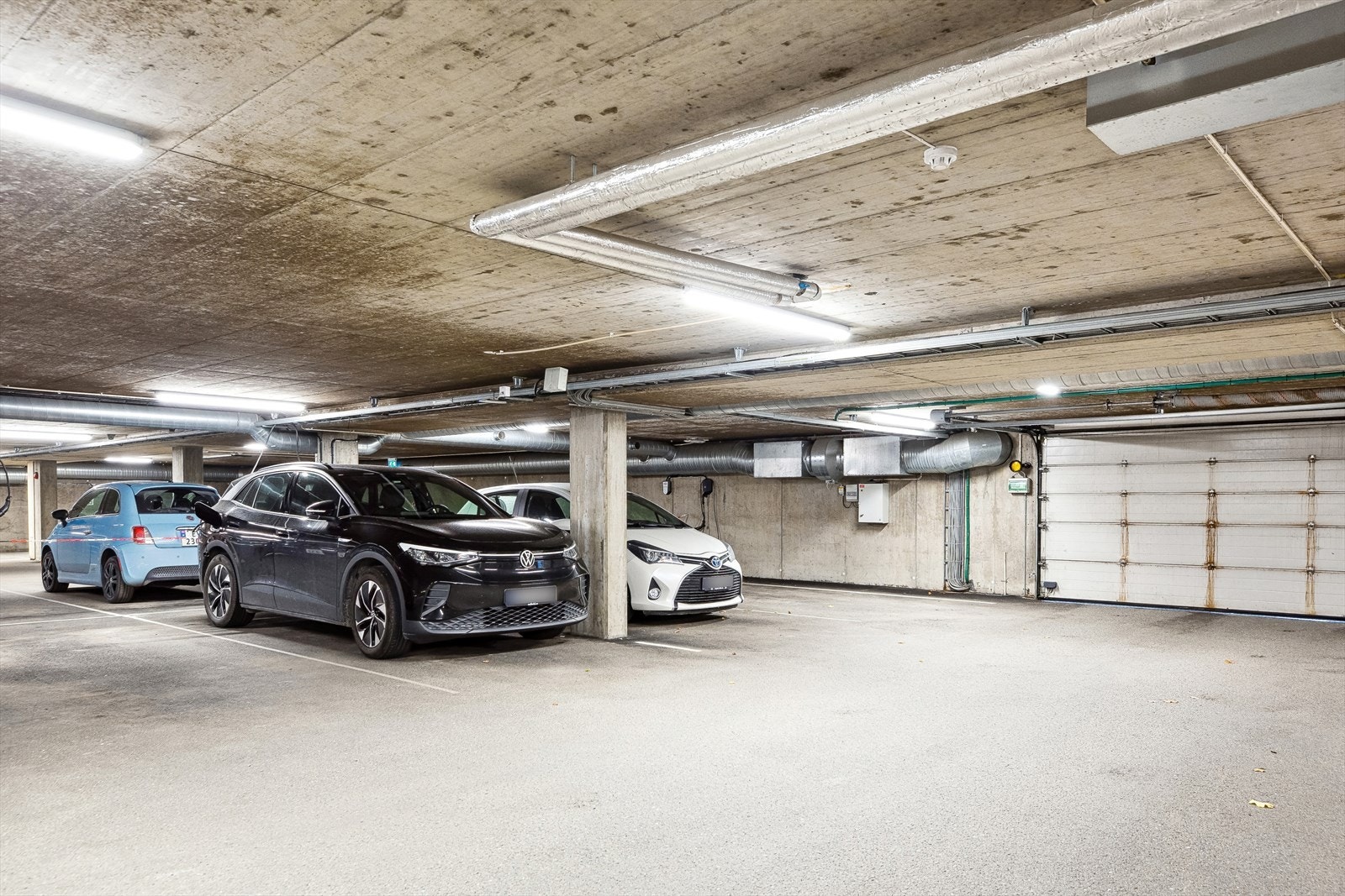 Fast parkering i felles garasjekjeller. Det er montert elbillader på plassen. Galleribilde