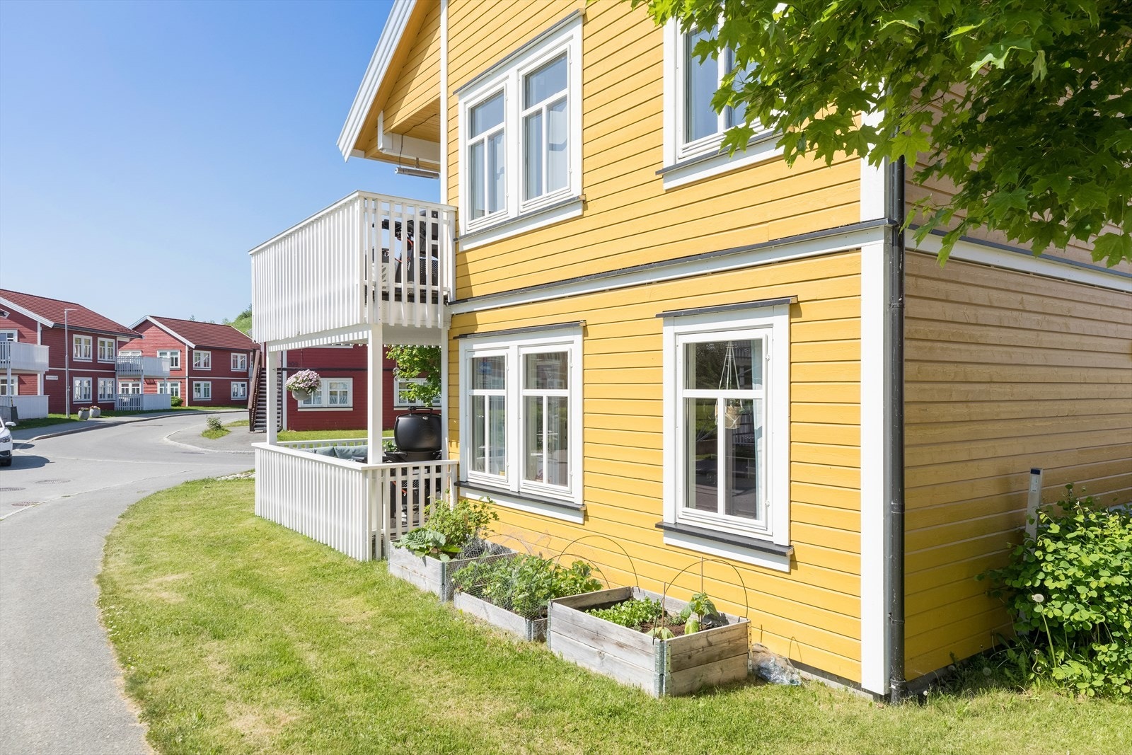 Et hyggelig nabolag med folk i alle aldre. Galleribilde