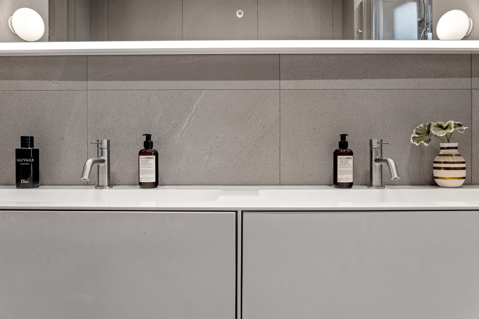 Overskap med speilfronter med integrert varme. Galleribilde