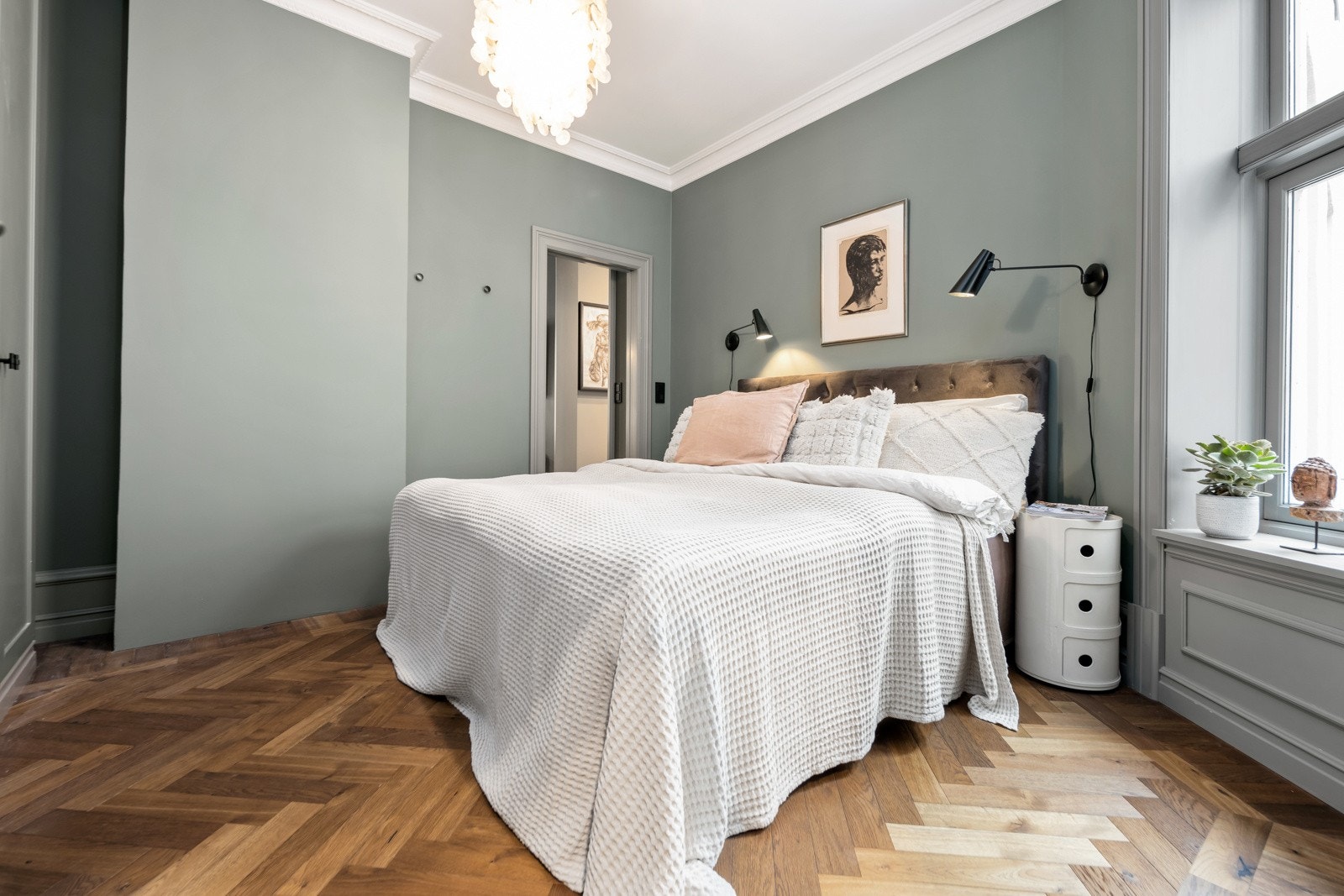 Hovedsoverommet er av god størrelse med god oppbevaringsplass i garderobe. I tillegg er det tilgang til bod/vaskerom fra hovedsoverommet. Galleribilde