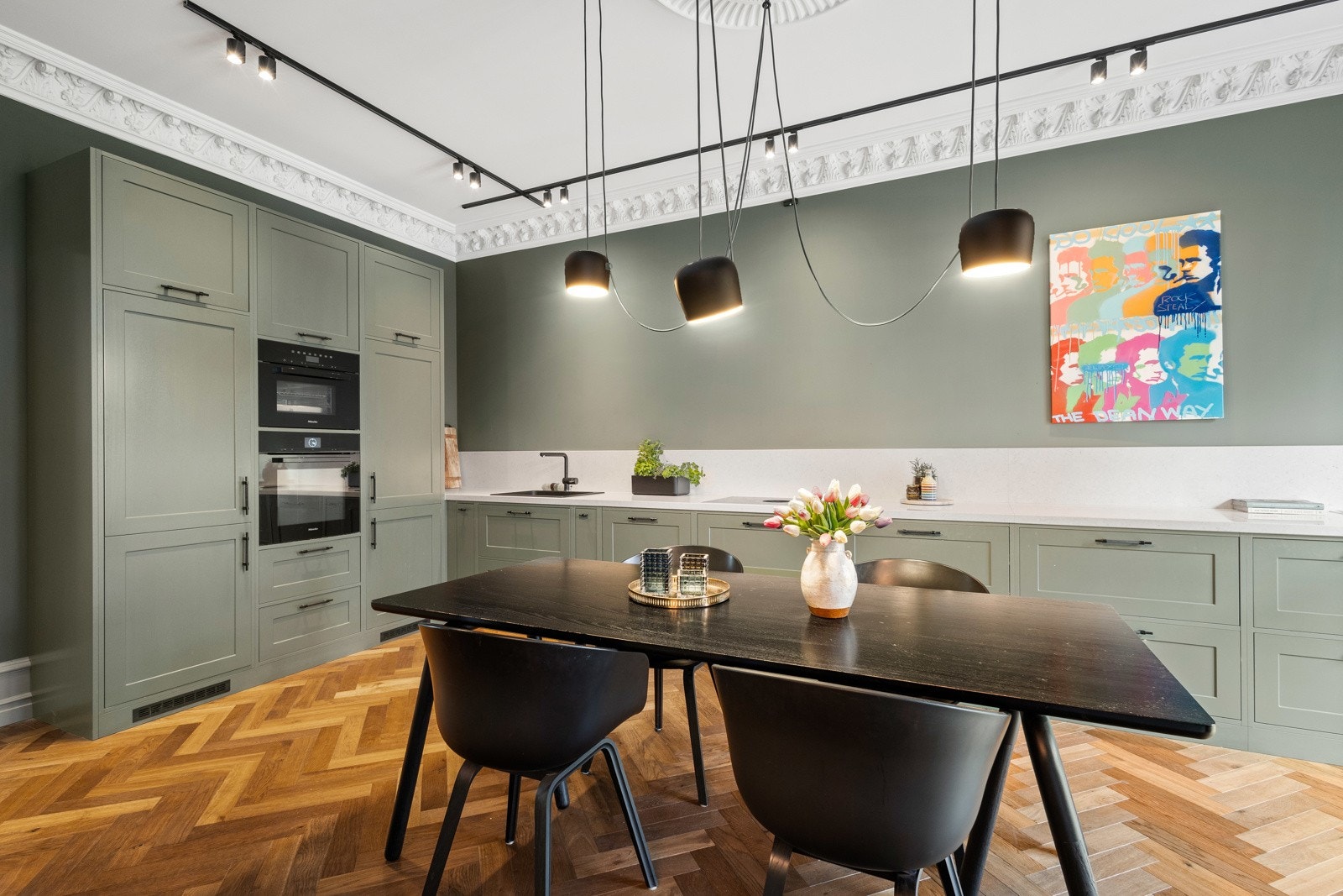 Romslig kjøkken med god oppbevaringsplass i innredningen og god plass til spisestue. Galleribilde