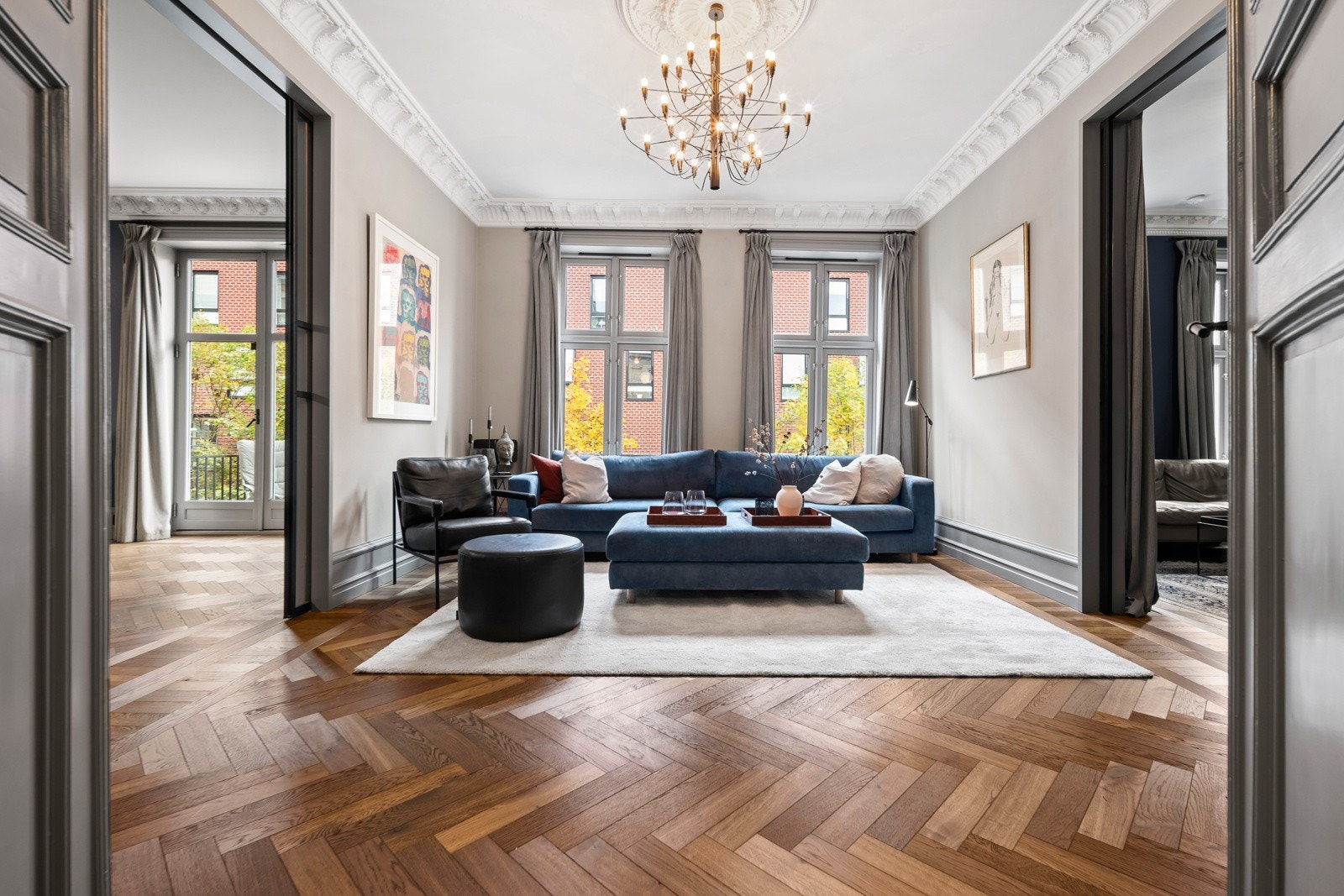 Åpen løsning mellom stue og kjøkken gir en luftig og god romfølelse. Galleribilde