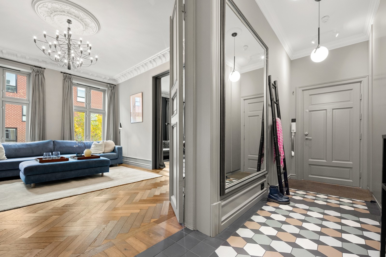 Flislagt entré med plass til garderobeløsning. Galleribilde