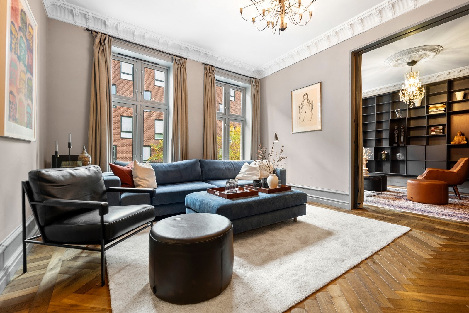 Planløsningen er romslig. Rosett og stukkatur i himling samt tiltalende fiskebensparkett på Galleribilde