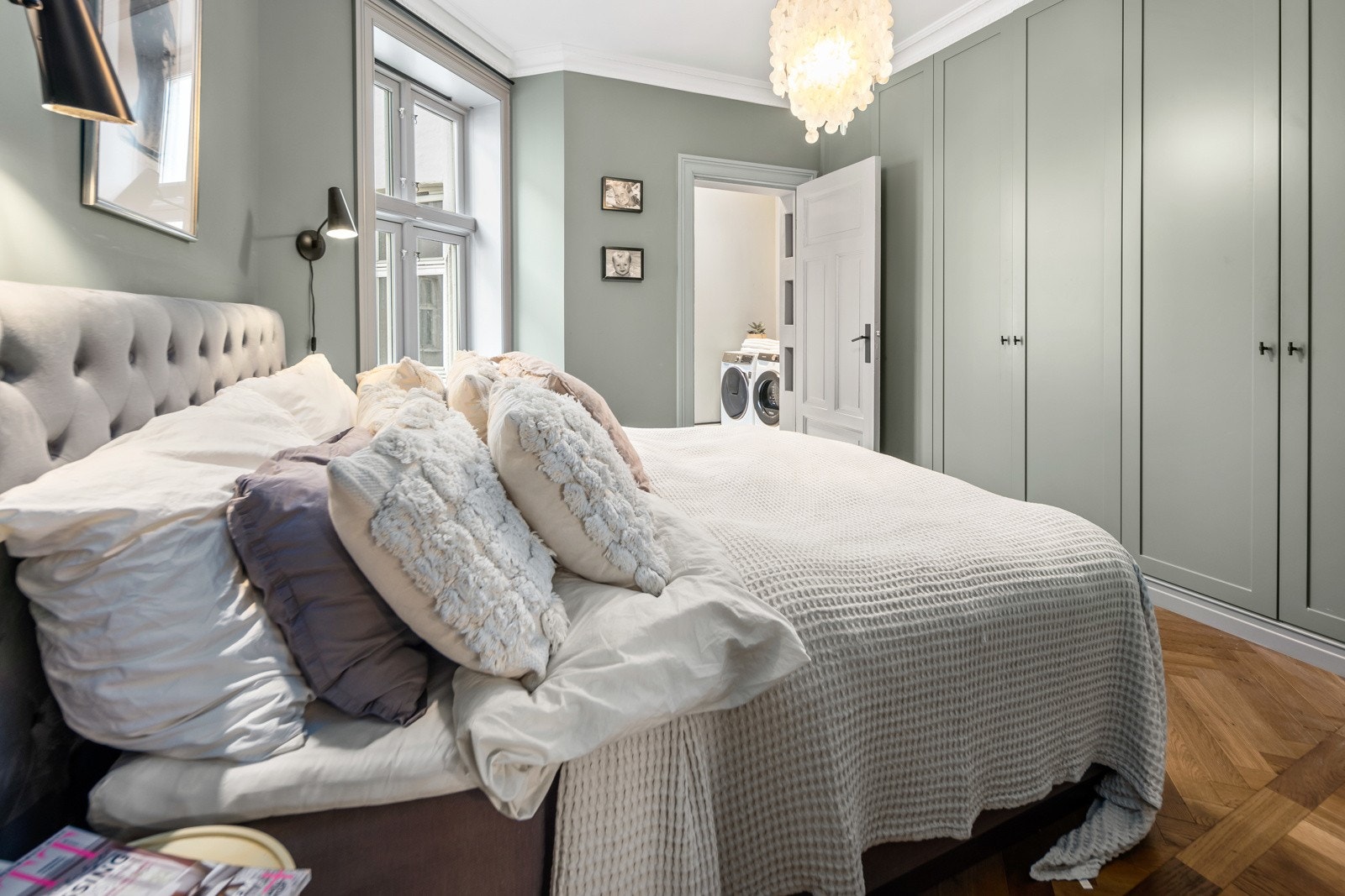 Leiligheten har to soverom, men har mulighet for ytterligere et soverom ved å benytte den ene stuen. Galleribilde