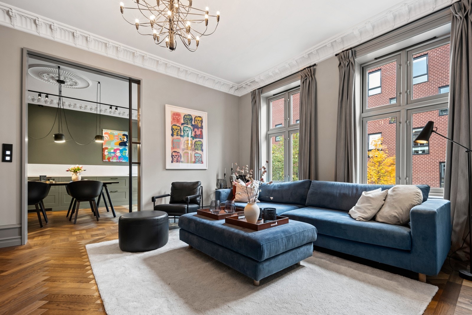 Åpen løsning mellom kjøkken, stue en og stue nummer to som også kan avskjermes med skyvedører. Galleribilde