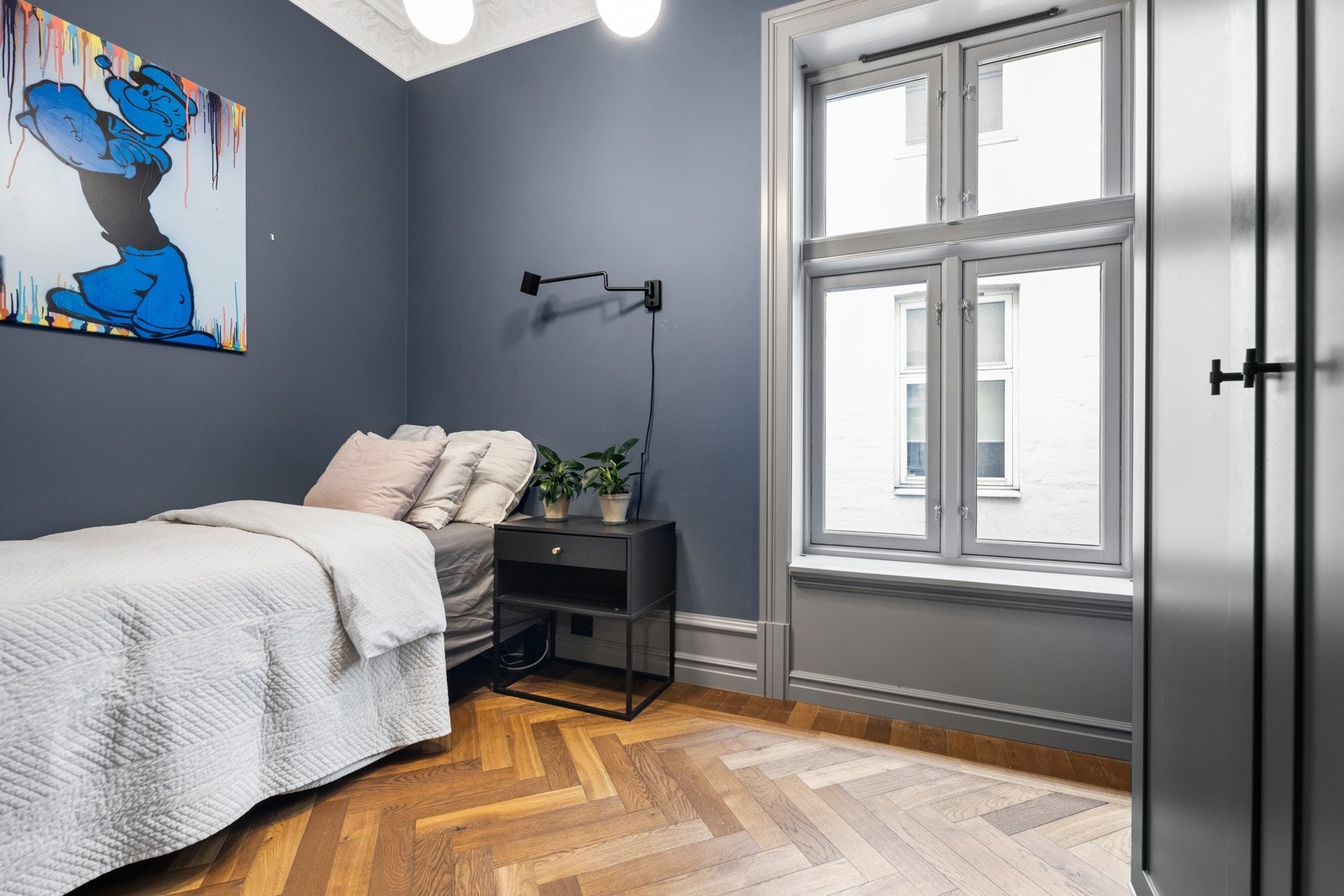 Det andre soverommet er også romslig med god oppbevaringsplass i plassbygget garderobe. Galleribilde