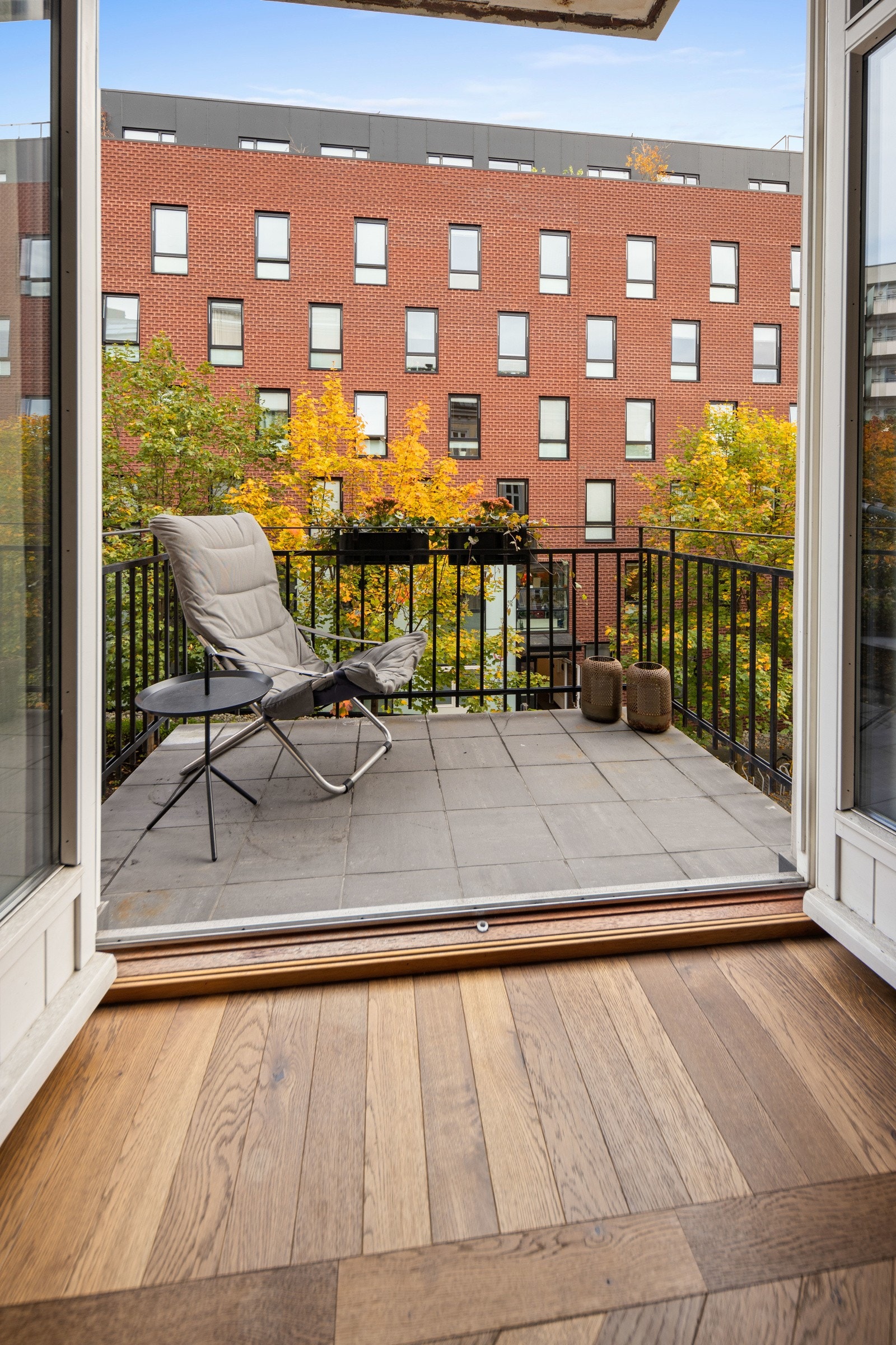 Utgang til hyggelig og solrik balkong fra kjøkkenet. Galleribilde