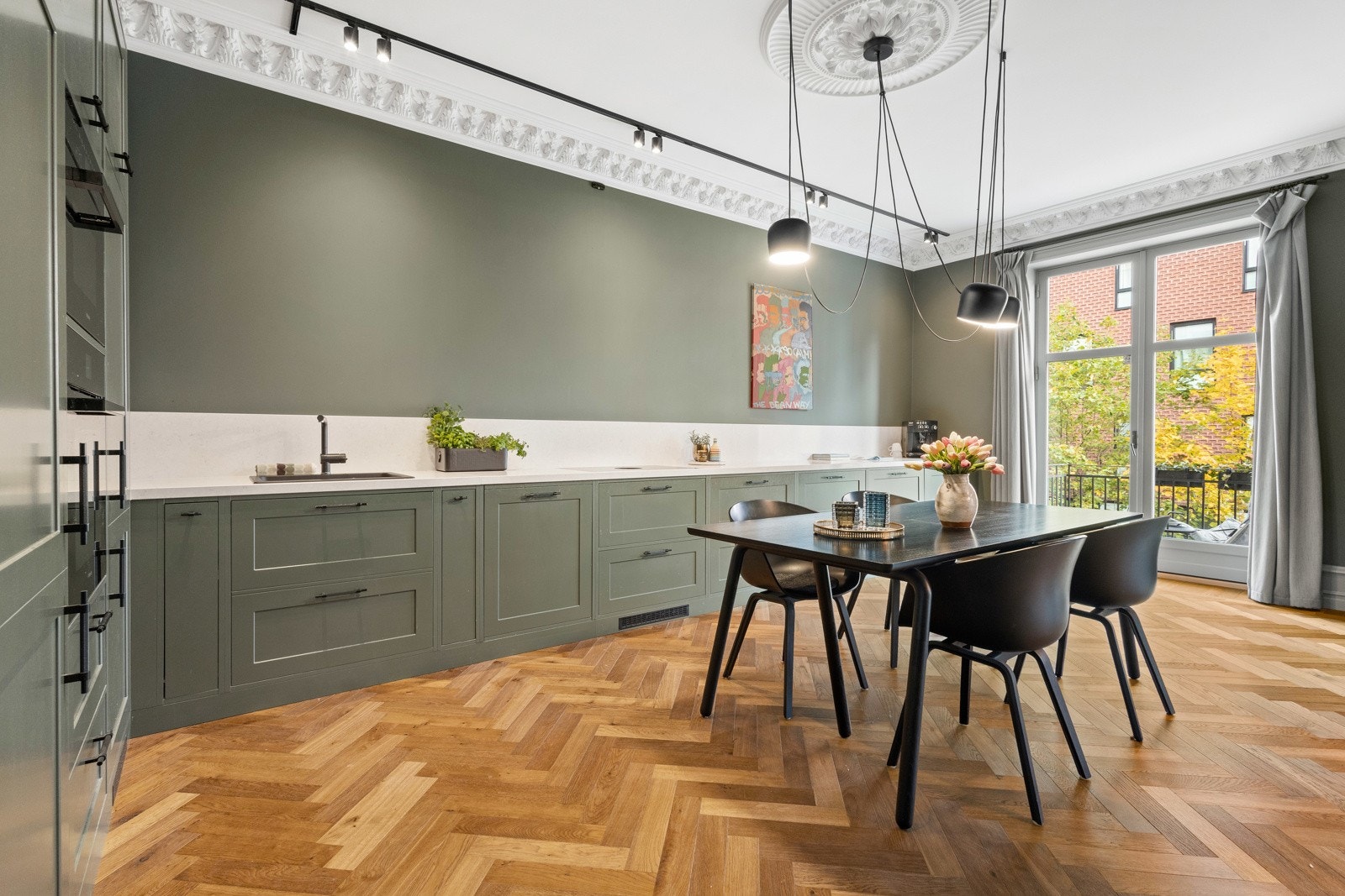 Leiligheten er lys og luftig med store vindusflater som slipper inn godt med naturlig lys. Galleribilde