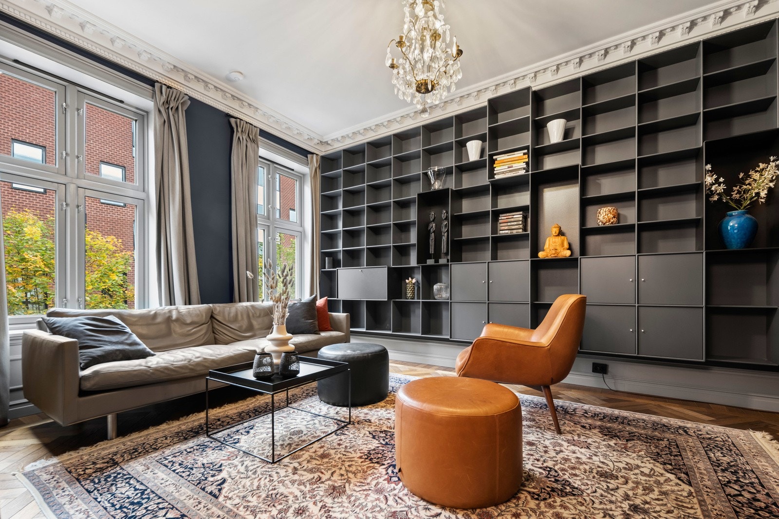 Begge stuene har god plass til sittegrupper. Galleribilde