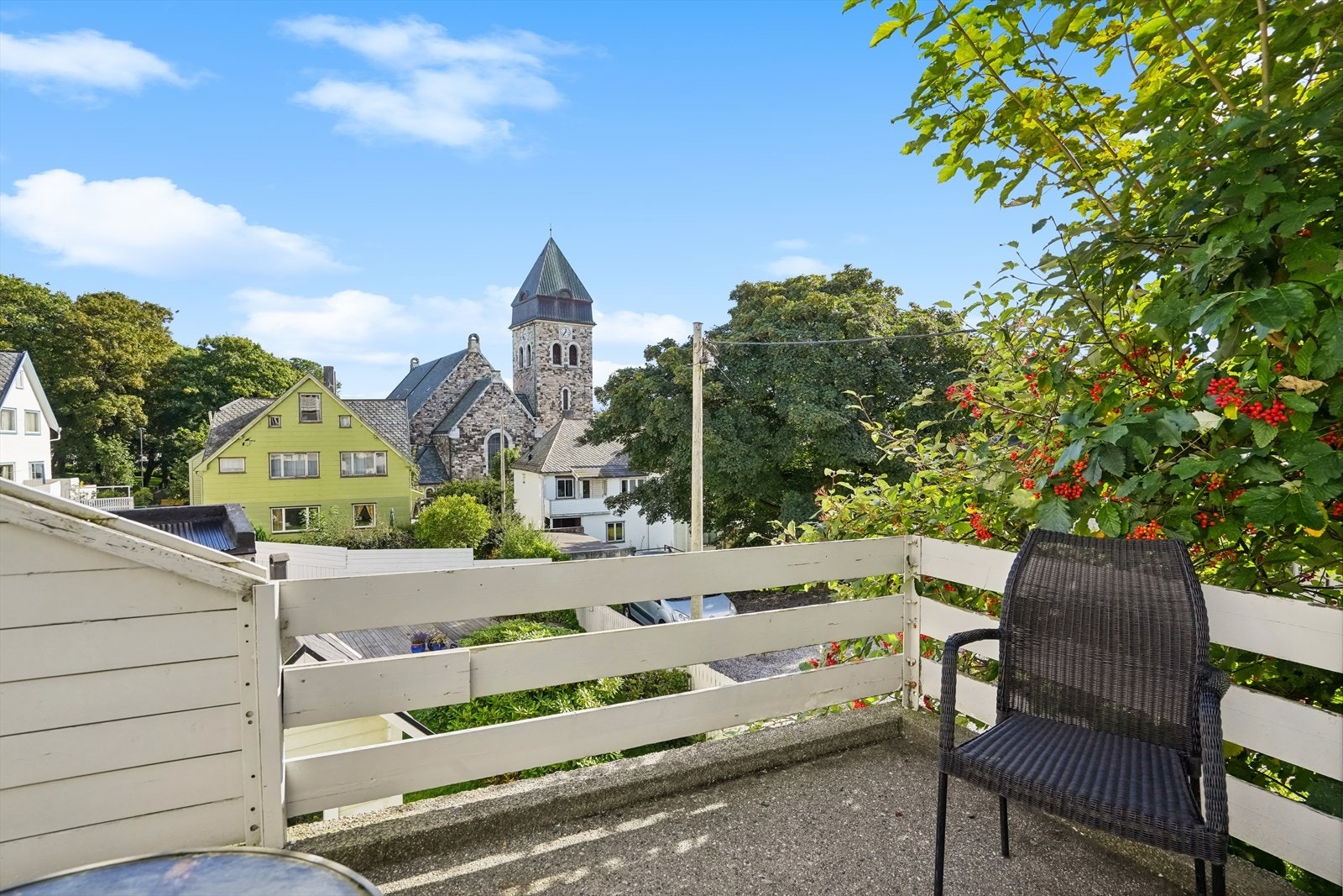 Hyggelig uteområde hvor man kan nyte gode solforhold. Galleribilde