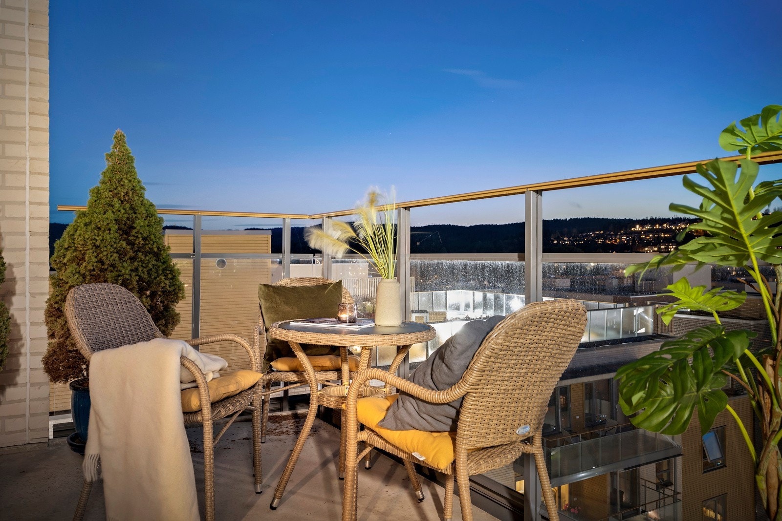 Stor terrasse med plass til forskjellige sittegrupper Galleribilde
