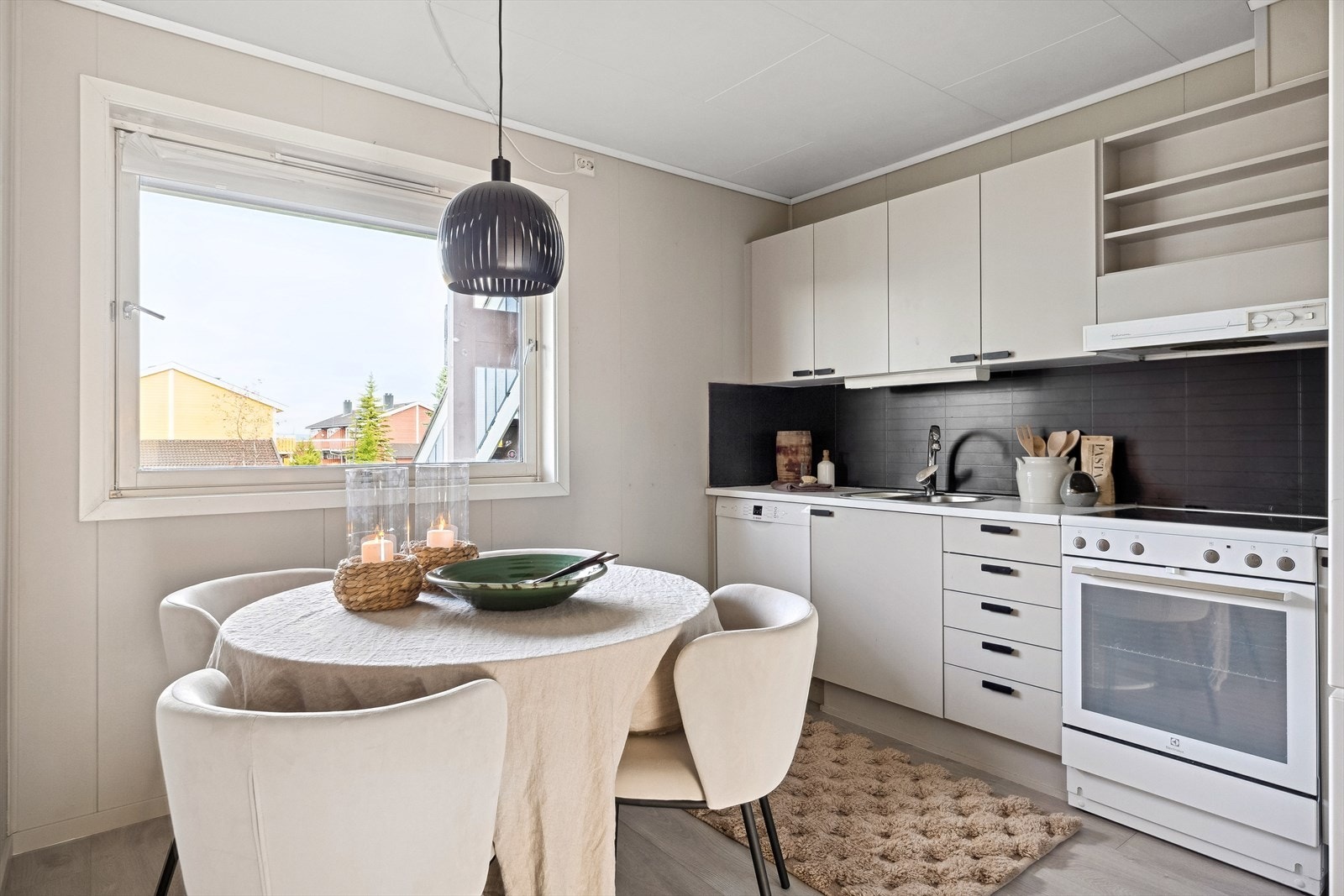 Kjøkkenet har et areal på 12m², og det er god plass til å etablere spiseseksjon. Galleribilde