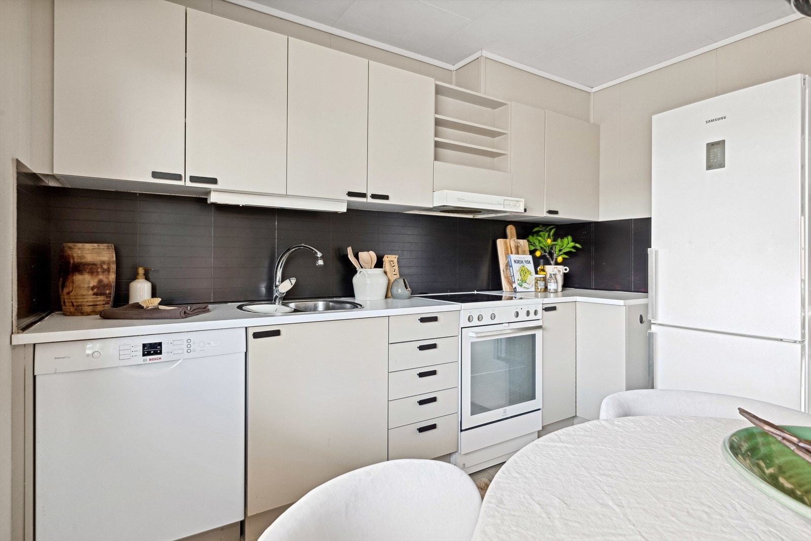 Dagens eier har modernisert kjøkkenet i fargen Soothing Beige fra Jotun. Det ble satt inn ny komfyr i 2022, denne medfølger handelen. Galleribilde