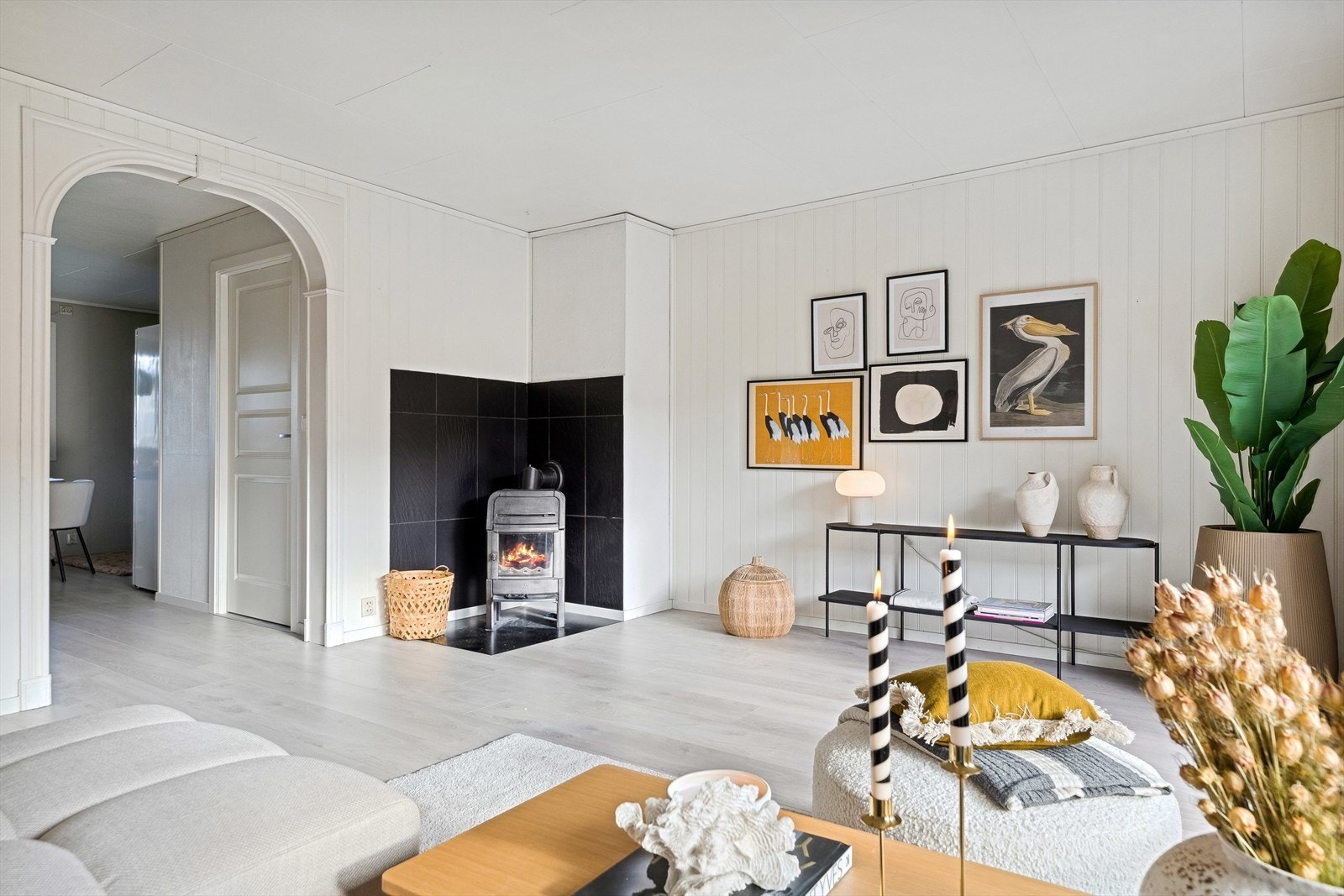 Stuerommet innehar peis, noe som gir en behagelig atmosfære og reduserte energikostnader. Galleribilde