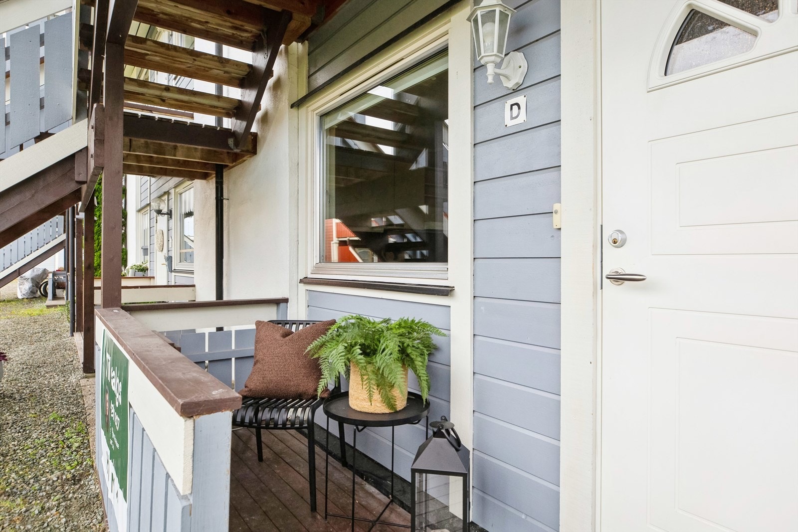 Leiligheten har en god beliggenhet i første etasje, med enkel adkomst rett inn i leiligheten. Ved inngangspartiet har man en hyggelig liten terrasse. Galleribilde