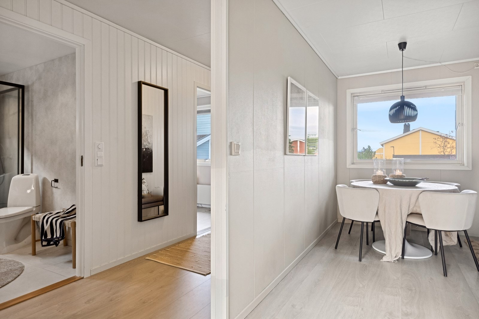 Kjøkkenet ligger praktisk adskilt fra stuerommet, men det er allikevel åpent hele veien. Den åpne løsningen sørger for gjennomlys. Galleribilde