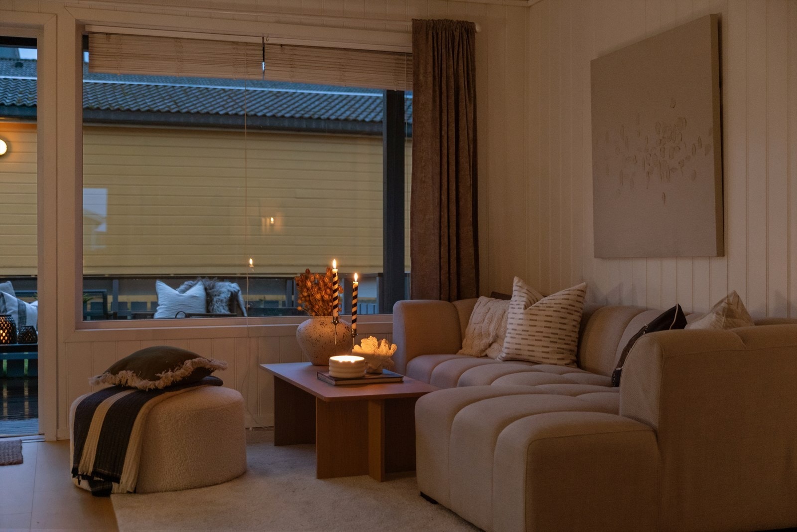 Det er svært lave felleskostnader på kun 1 582,- per måned. Felleskostnadene inkluderer tilkobling fibernett, felles byggforsikring og diverse drift og vedlikehold iht. regnskap. Galleribilde