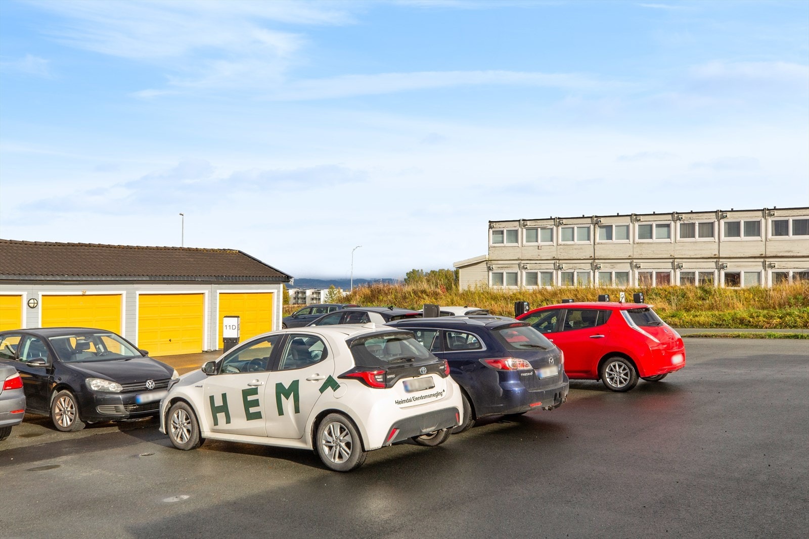 Det medfølger fast parkeringsplass. Sameiet har etablert el-billadere som seksjonseierne deler på. Galleribilde