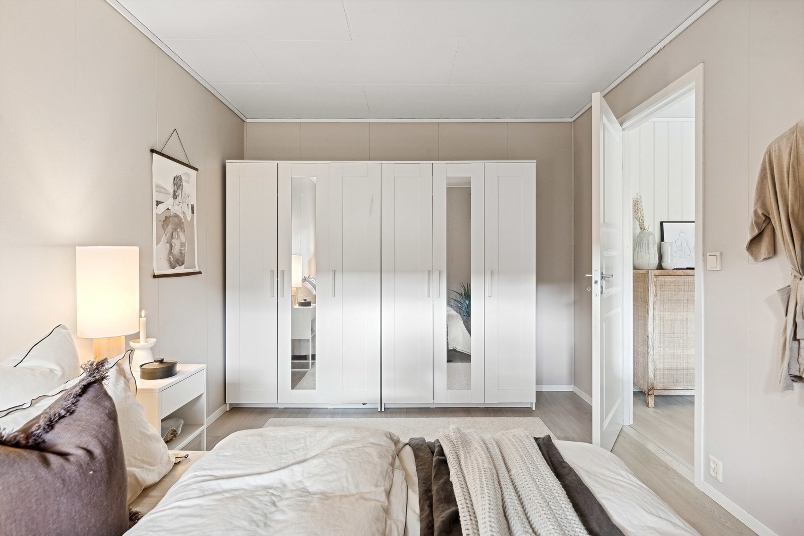 Hovedsoverommet byr på rikelig med skapplass, hvor begge skapene medfølger handelen. Videre innehar leiligheten både innvendig- og ekstern bod. Den innvendige boden rommer 3m², mens den eksterne boden er 7m². Galleribilde