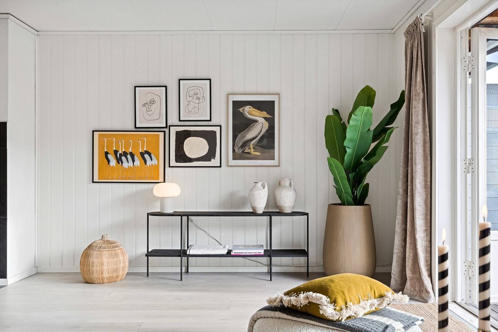 5 minutter gange unna, finner man busslinje 14. Her tar du deg direkte til Strindheim, et av byens knytepunkt for kollektivtransport. Også nattbussen, linje 102, går fra Solsiden og Midtbyen og tar deg trygt hjem til Brundalen. Galleribilde