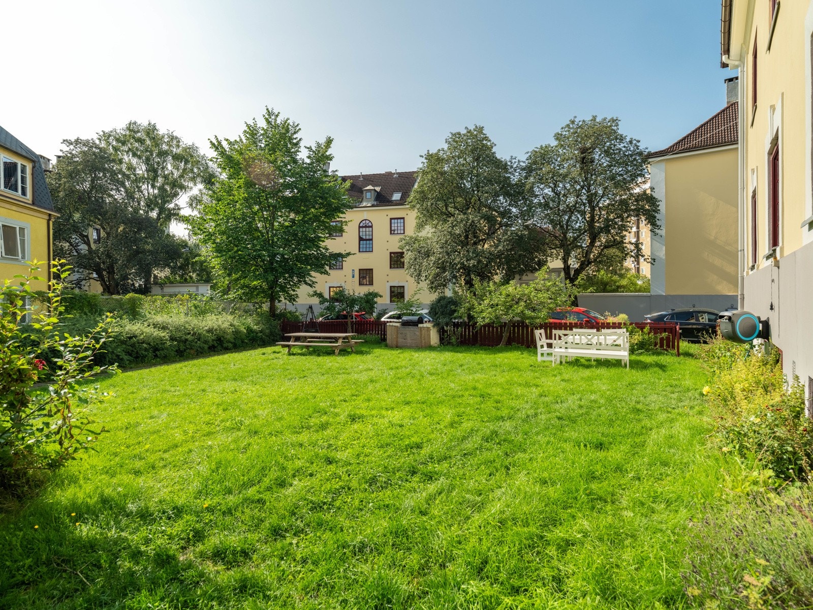 Rett utenfor er det en stor felleshage, som kommer svært godt med i sommerhalvåret. Galleribilde