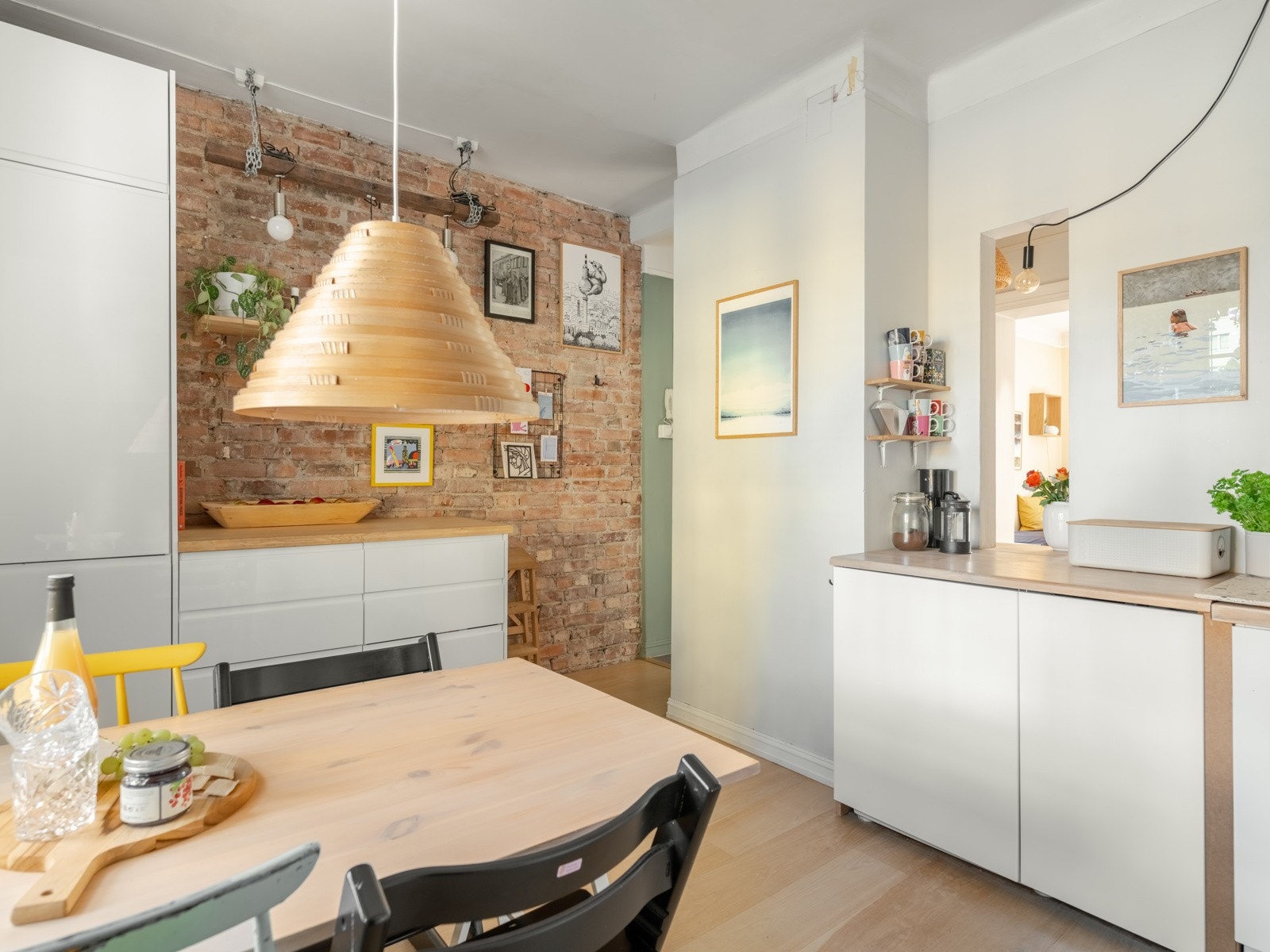 Her får du hvitevarer, som integrert koketopp og stekeovn, oppvaskmaskin og kombi kjøl- og fryseskap. Sistnevnte var nye i 2019. Galleribilde