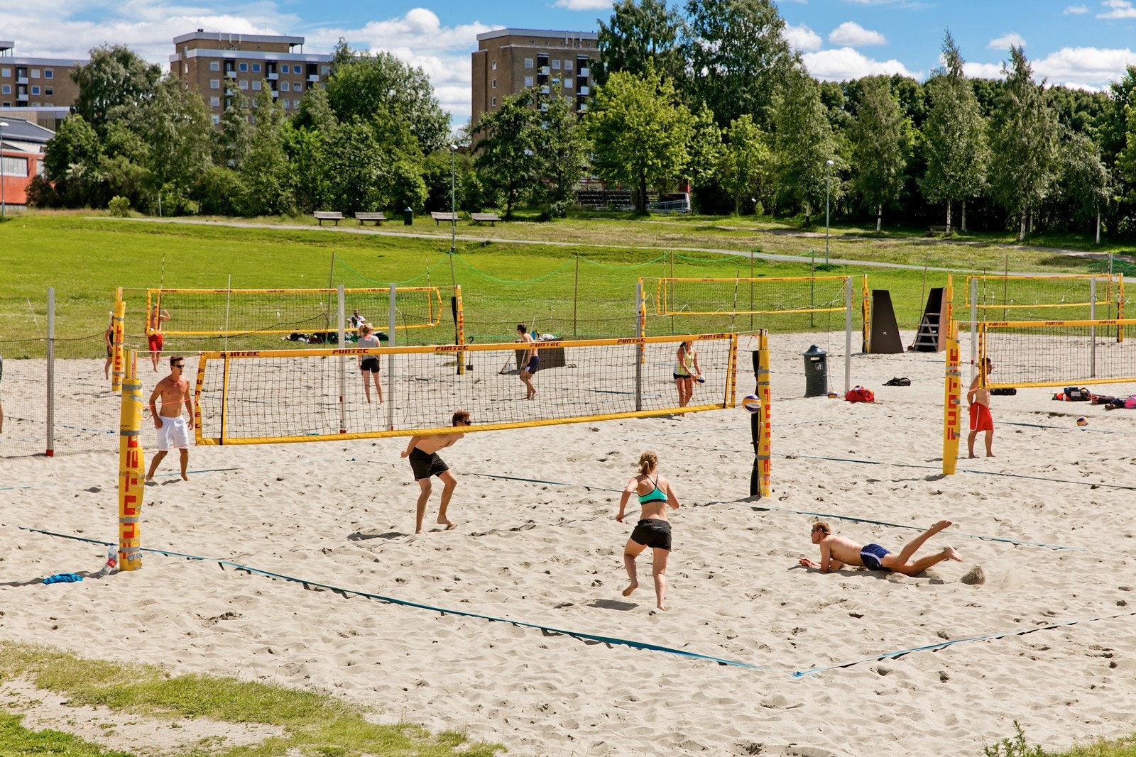 Her er det en rekke fritidsaktiviteter, som sandvolleyball, landhockey, tennis, fotball og rugby. Galleribilde