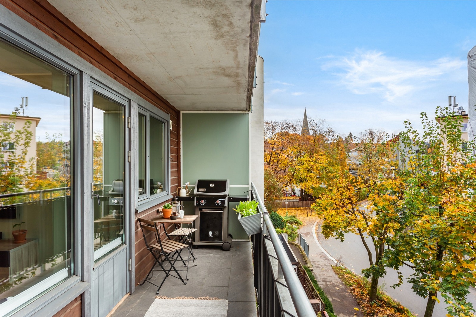 Her kan man nyte solrike dager på en sydvendt balkong på omtrent 9 kvadratmeter. Galleribilde