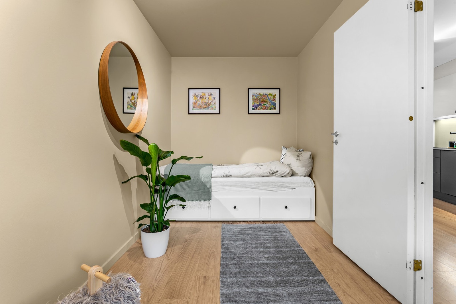 Her finner du nok plass til både seng og arbeidskrok, noe som gjør det velegnet for kombinert bruk. Galleribilde
