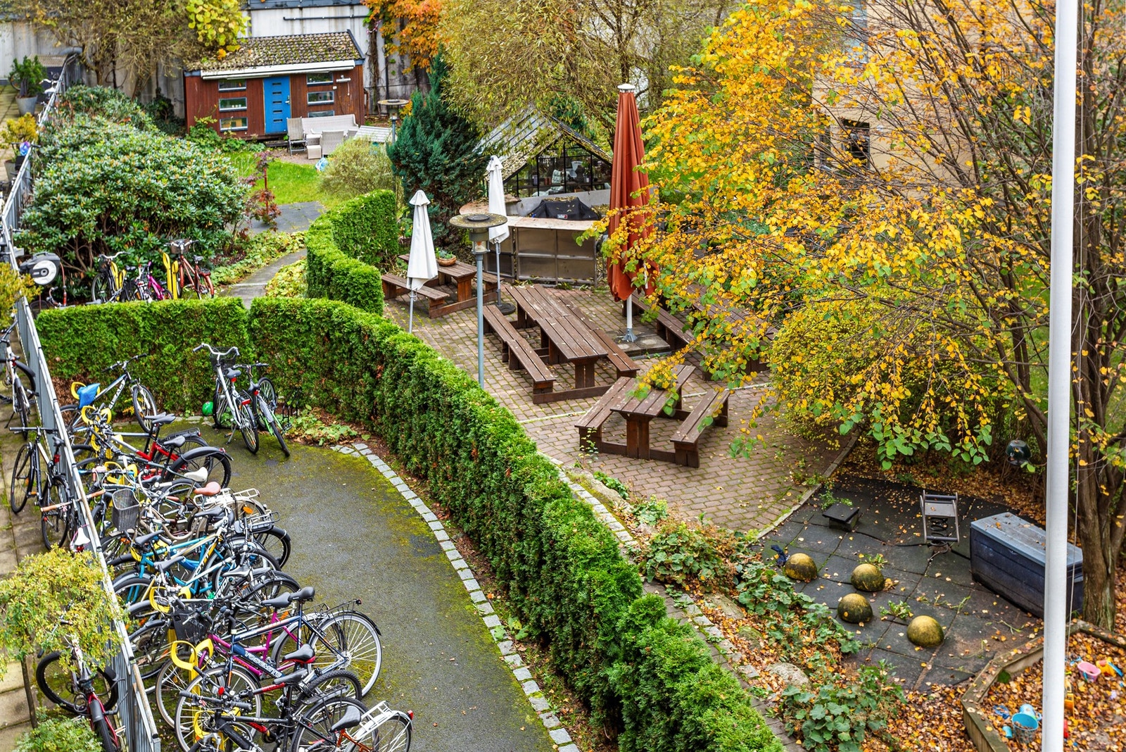 Bakgården er pent opparbeidet med grøntarealer, sittegrupper og steinlagte områder. Galleribilde
