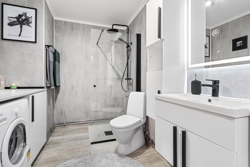 Badet har flislagt gulv med elektriske varmekabler. Galleribilde