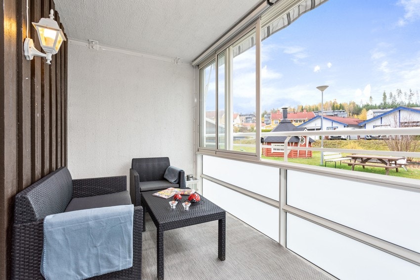 Innglasset balkong med skyvevinduer. Galleribilde