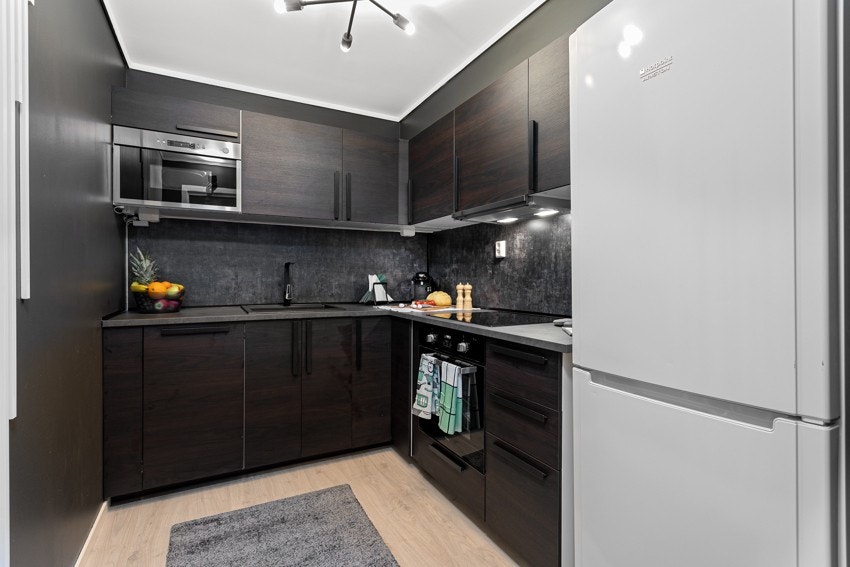 Ikea kjøkkeninnredning fra 2021 med integrerte hvitevarer. Galleribilde