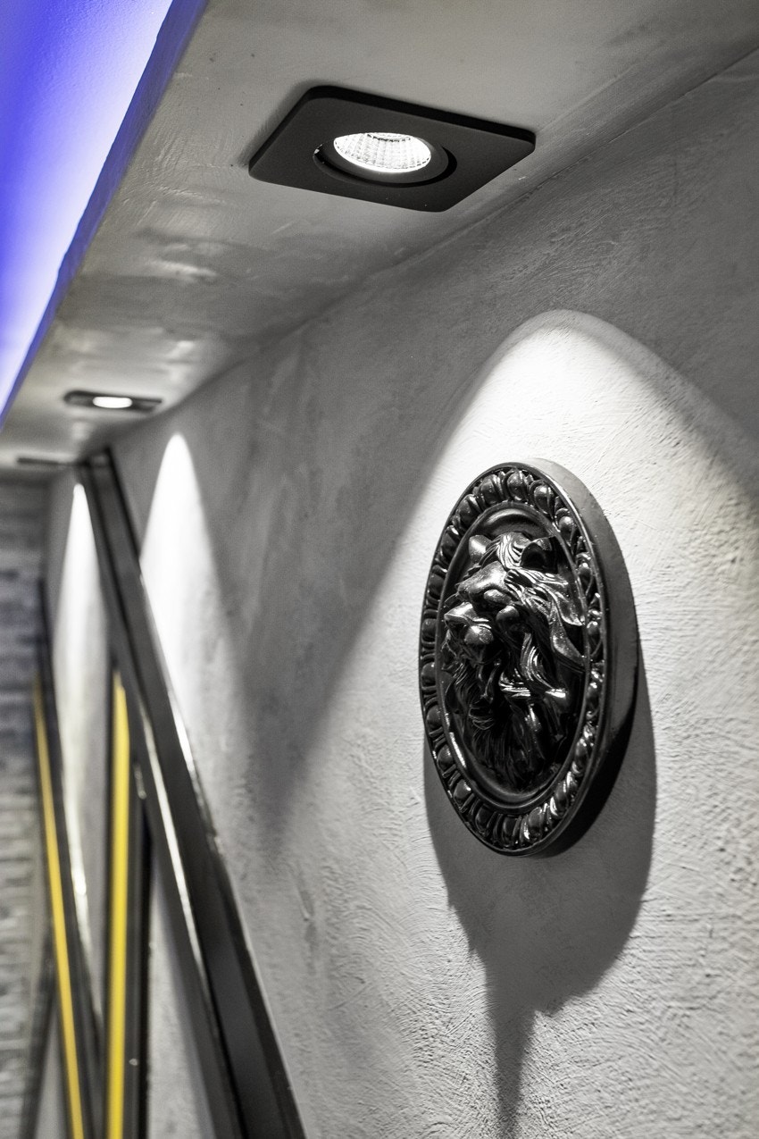 Downlights i taket og lyslister rundt om i stuen. Galleribilde