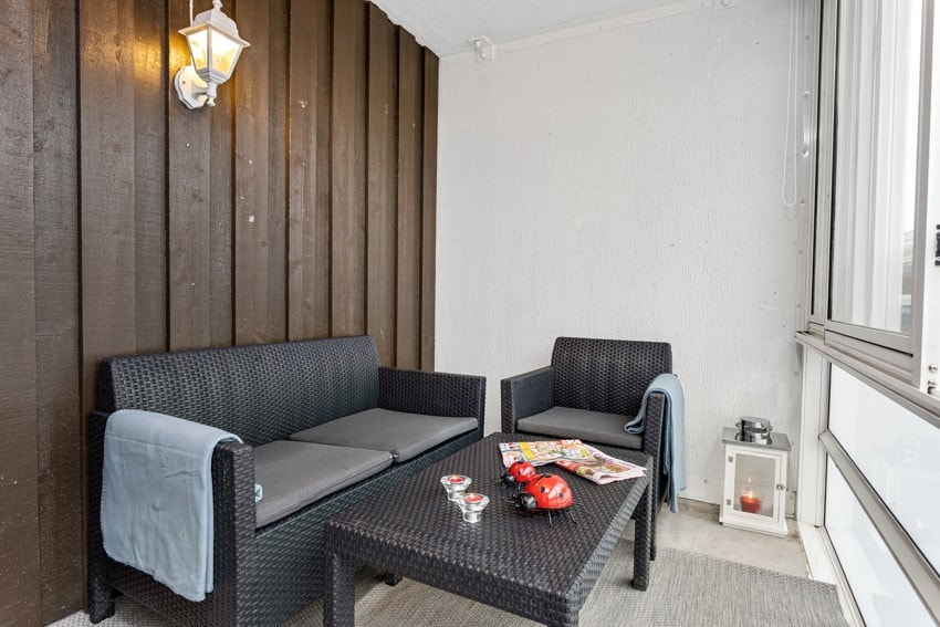 God plass til utemøbler på balkongen. Galleribilde