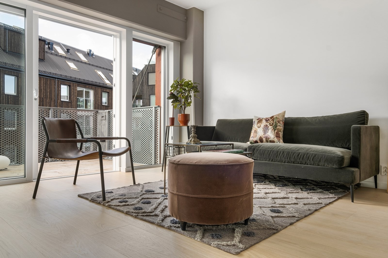 Stue med komfortabel sittegruppe og tilgang til balkong Galleribilde