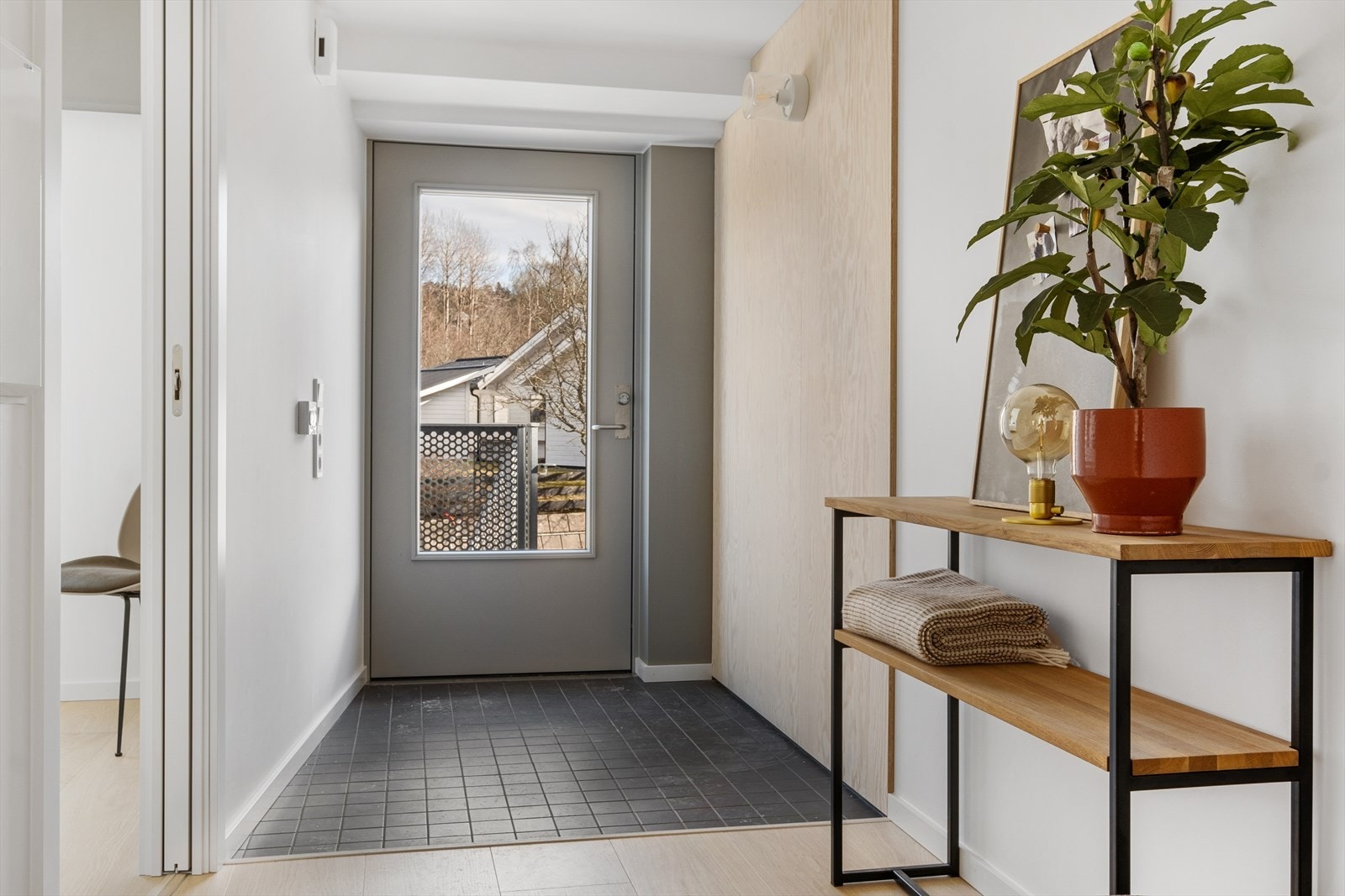 Hyggelig inngang med kombinerte materialer som er valgt av arkitekten. Galleribilde