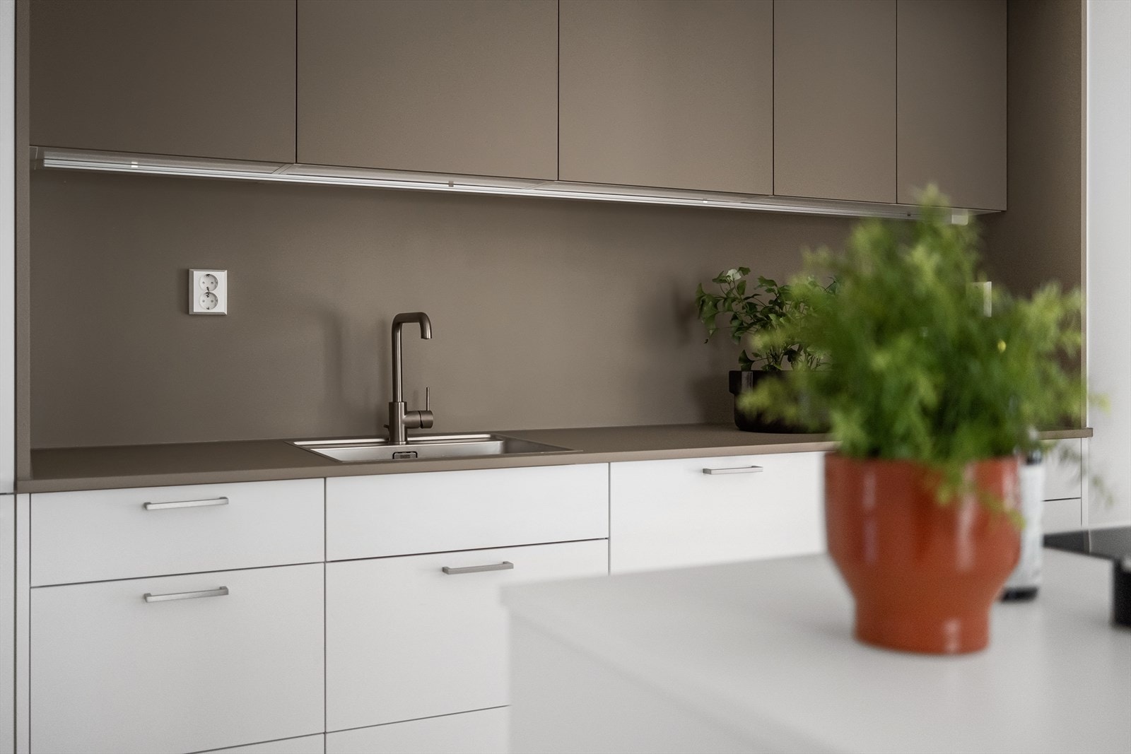 Praktisk kjøkken med elegante, moderne detaljer og praktisk design Galleribilde