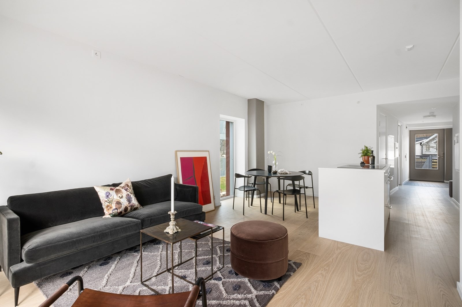 Stue/kjøkken har flere lysinnslipp og er en flott hjørneleilighet. Galleribilde