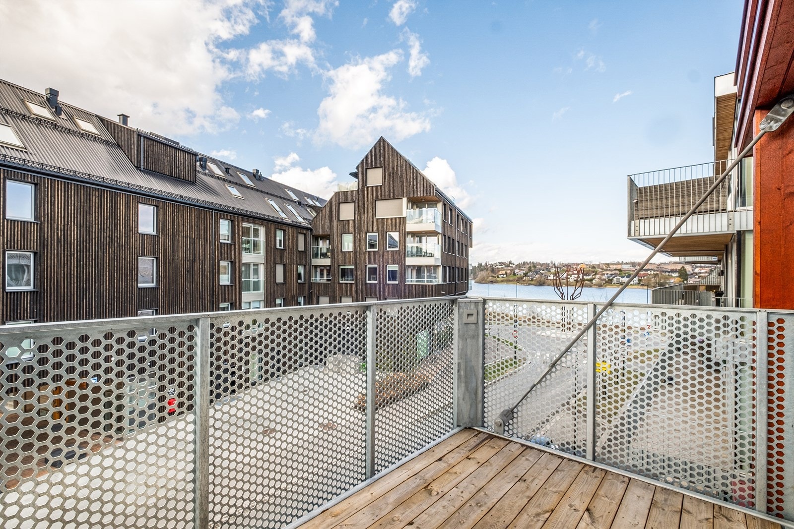 Fra balkongen har du også utsikt til Gjellumvannet Galleribilde